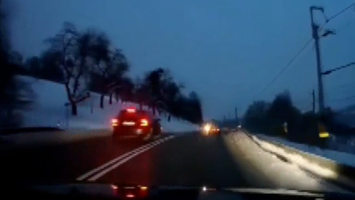 Palubní kamera vozu zachytila nedaleko Jablůnky řidiče, který v zatáčce přes plnou čáru předjížděl ve velké rychlosti hned dvě auta.