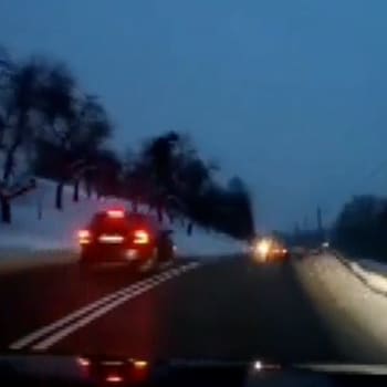 Palubní kamera vozu zachytila nedaleko Jablůnky řidiče, který v zatáčce přes plnou čáru předjížděl ve velké rychlosti hned dvě auta.