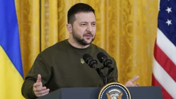 Zelenskyj v zelené. Proč prezident Ukrajiny nosí už rok stejný svetr? 
