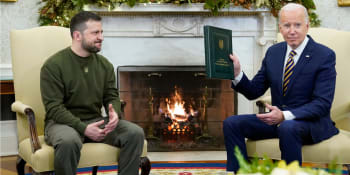 OBRAZEM: Červený koberec i Bidenova „ukrajinská“ kravata. Top momenty z příletu Zelenského