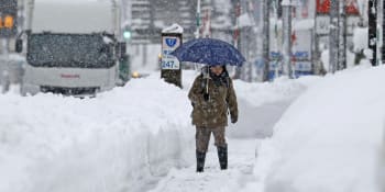 Ženu rozdrtily náklaďáky, když se snažila dostat ze sněhu. Japonci bojují s kalamitou