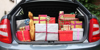 Zloděj v Mostě ukradl vánoční dárky přímo z auta. Patřily dětem z dětského domova
