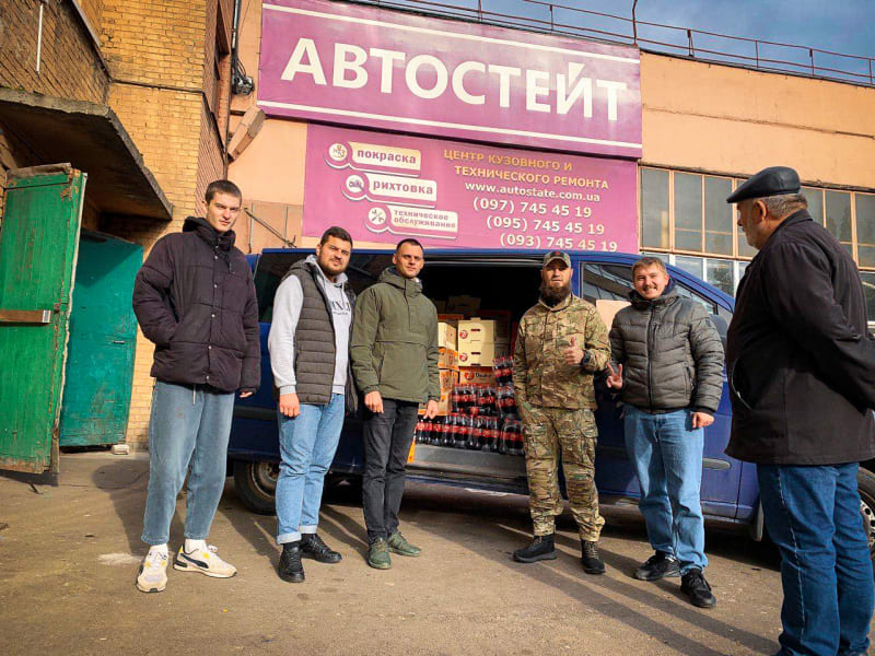 Čeští dobrovolníci z nadace Mise Ukrajina předala vůz Ozbrojeným silám Ukrajiny (ZSU).
