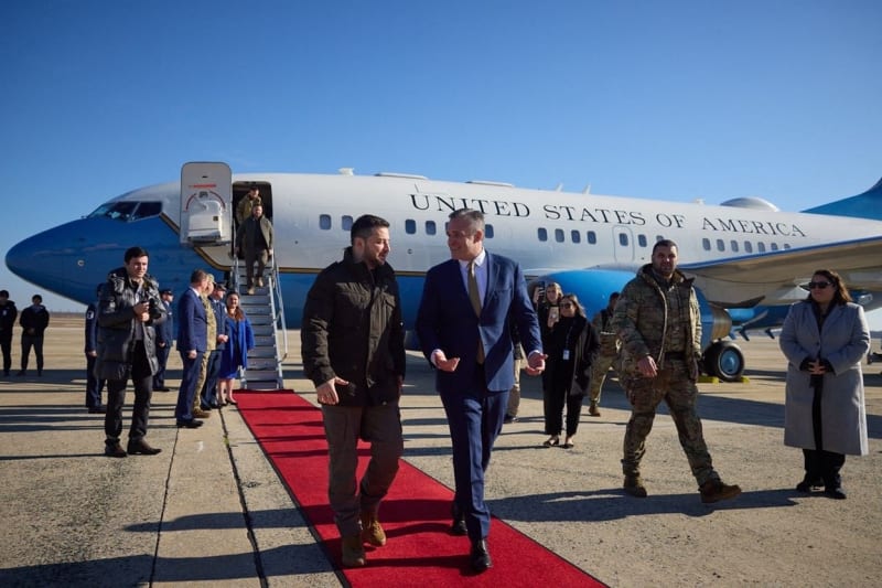 Volodymyra Zelenského přivítali na letišti ve Washingtonu s červeným kobercem.