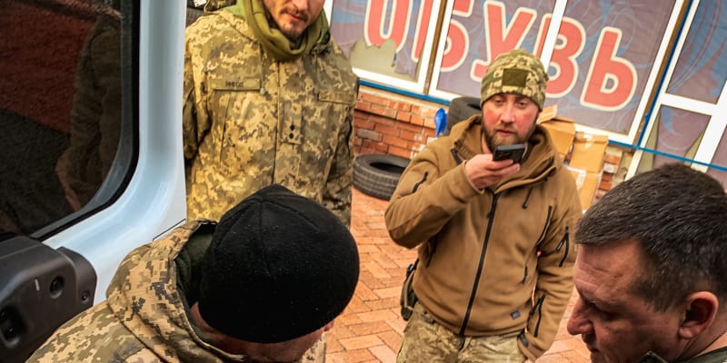 Ve válkou zkoušeném Slavjansku dostala ukrajinská armáda škrtidla a další zdravotnické potřeby. Po těch je neustále poptávka.