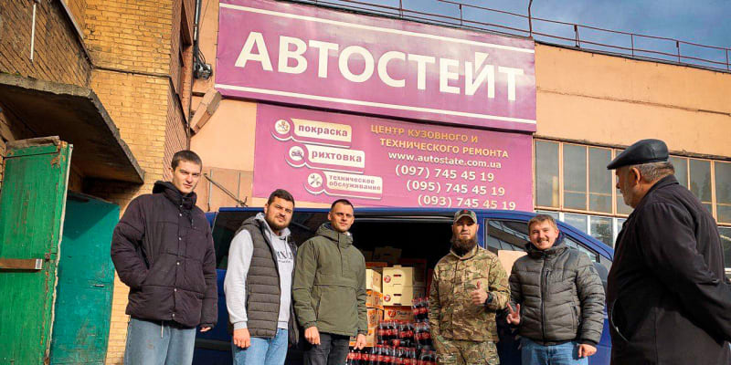 Čeští dobrovolníci z nadace Mise Ukrajina předala vůz Ozbrojeným silám Ukrajiny (ZSU).