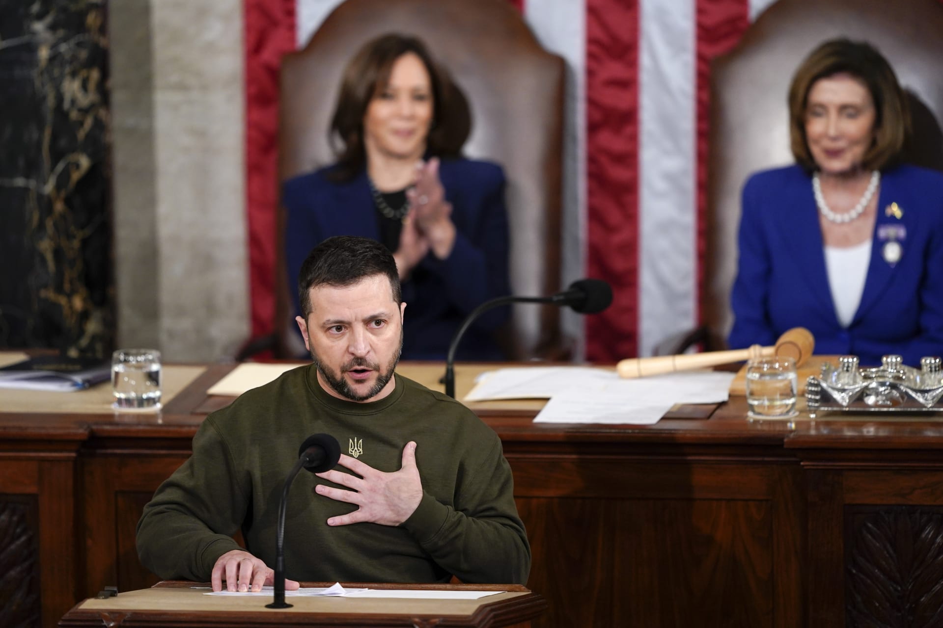 Stejný oděv si Volodymyr Zelenskyj vzal i na projev v americkém Kongresu.