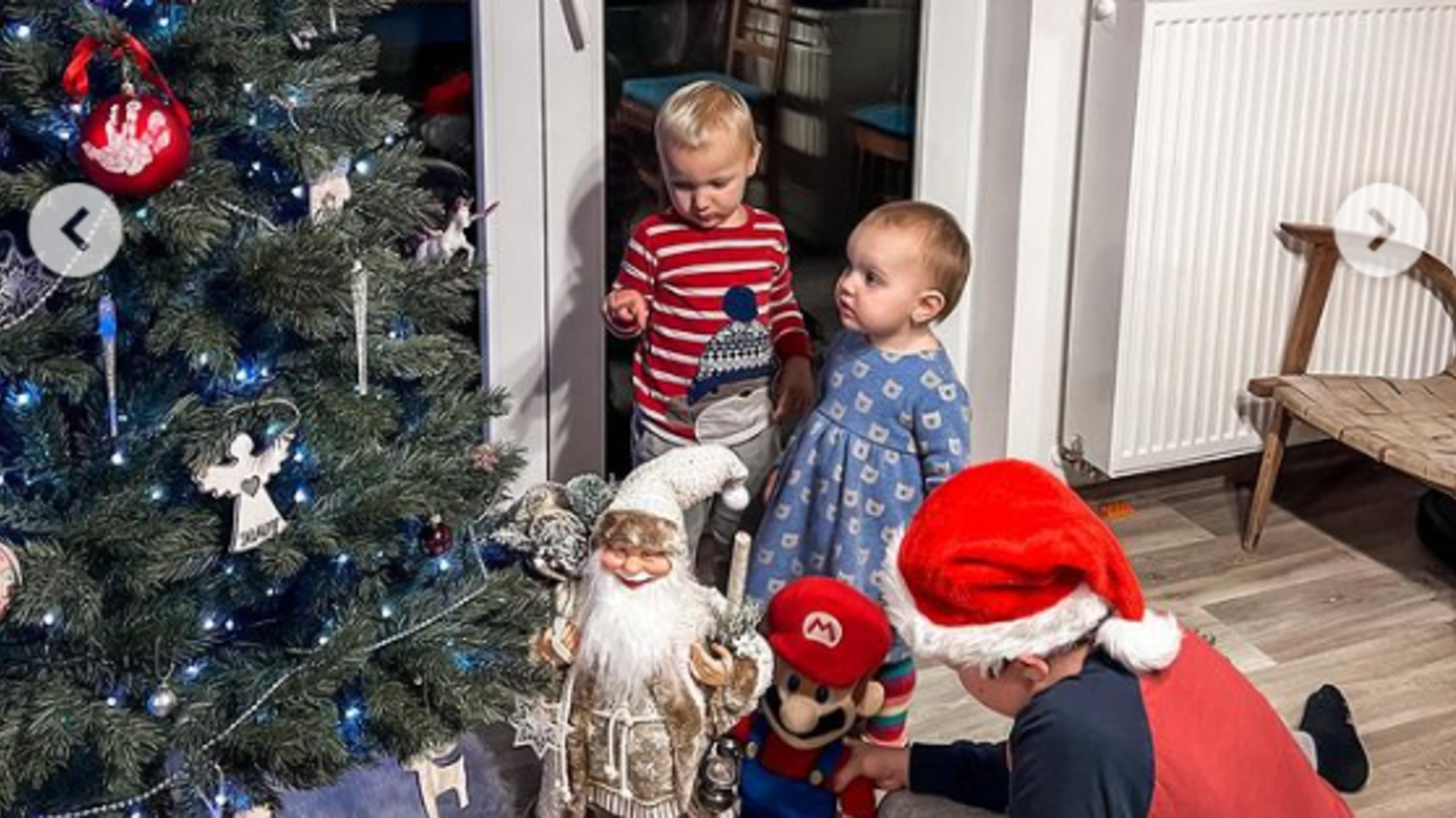 Ornella Koktová sdílela fotku dětí u vánočního stromku.