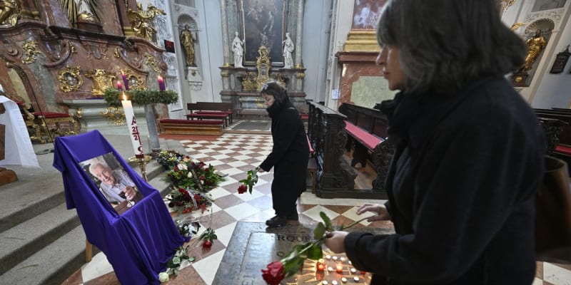 Desítky lidí se přišly do kostela sv. Ignáce rozloučit s hercem Ladislavem Trojanem.