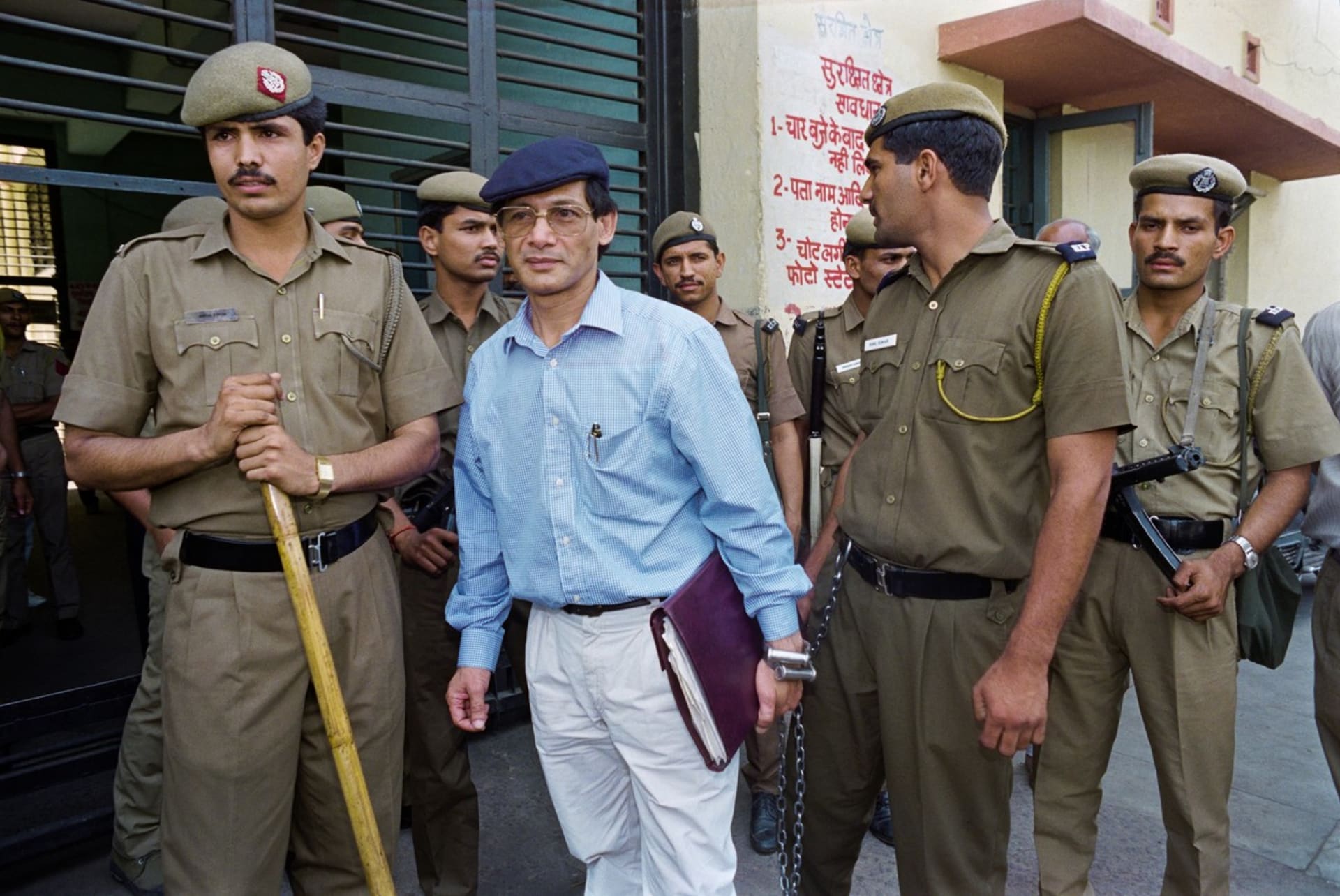Charles Sobhraj během převozu k soudu v Indii v roce 1994