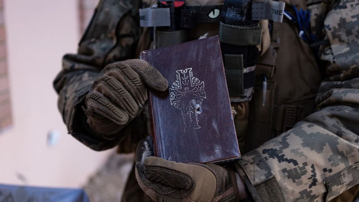 Zdá se, že jeden z ukrajinských vojáků přežil přímý zásah jen díky Bibli.