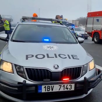 Hromadné nehody 40 vozů uzavřely D1 u Brna. Několik lidí je zraněných, v místě je kolona