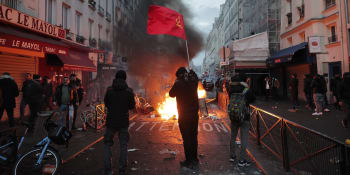 Kurdové demonstrují po střelbě v Paříži. V ulicích hoří ohně, policie použila slzný plyn