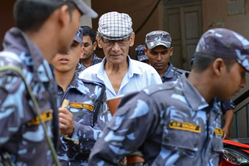 Charles Sobhraj v Nepálu během převozu k soudu v roce 2014