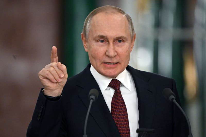 Vytrvale kritizuje ruský režim v čele s prezidentem Vladimirem Putinem.