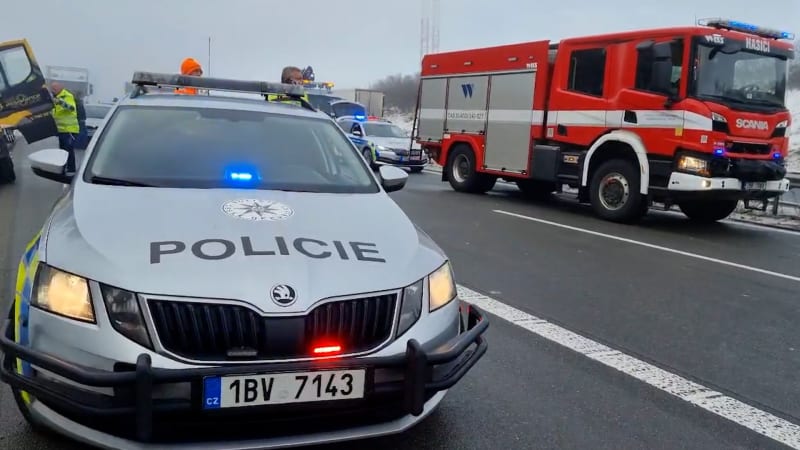Hromadné nehody 40 vozů uzavřely D1 u Brna. Několik lidí je zraněných, v místě je kolona