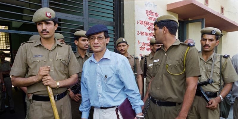 Charles Sobhraj během převozu k soudu v Indii v roce 1994