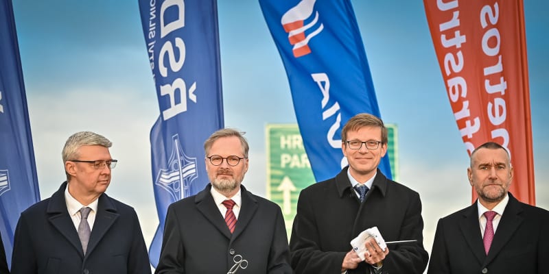 Karel Havlíček (ANO),  Petr Fiala (ODS) a Martin Kupka (ODS) během otevření dálnice D35