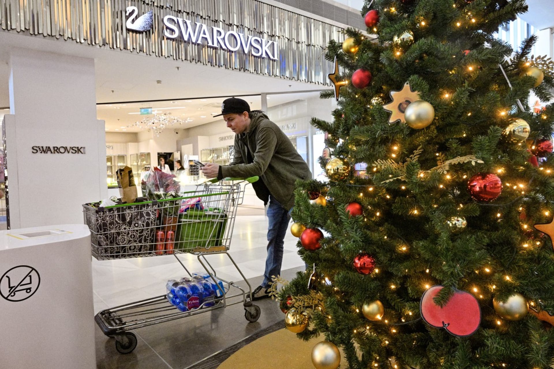 V období, kdy se blíží vánoční svátky, propadají mnozí lidé nákupní horečce. (ilustrační snímek)
