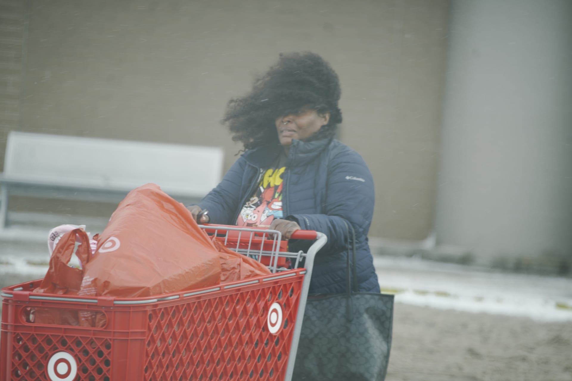  Nakupující na poslední chvíli reagují na silný nárazový vítr a mrazivé teploty zimní bouře, která zasáhla většinu USA, ve městě Flint ve státě Michigan 23. prosince 2022.