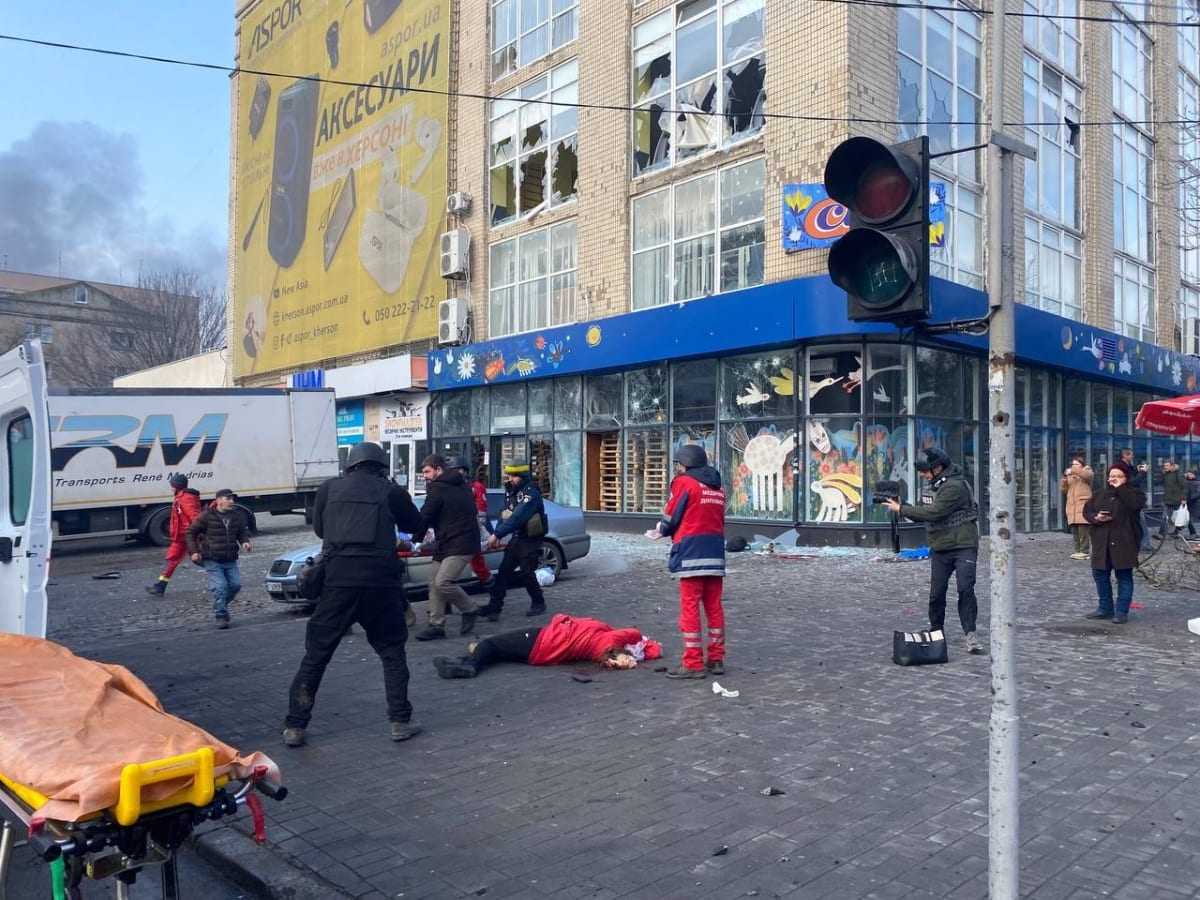 Rusové při ostřelování Chersonu zabili pět lidí, hlásí Kyjev.