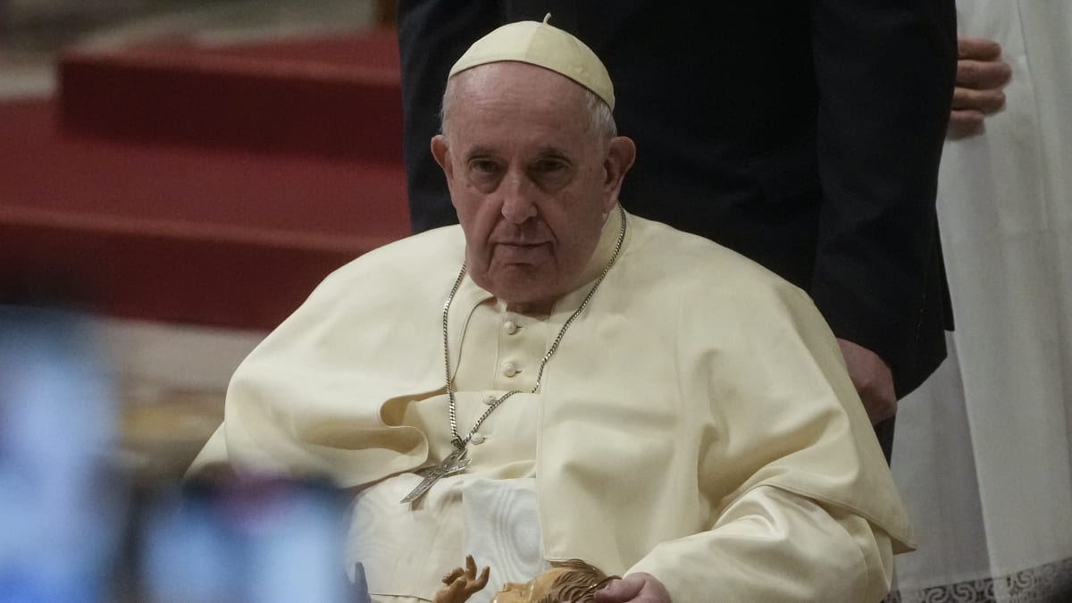 Papež František ve svém kázání při štědrovečerní mši odsoudil „nenasytnost po bohatství a moci“.
