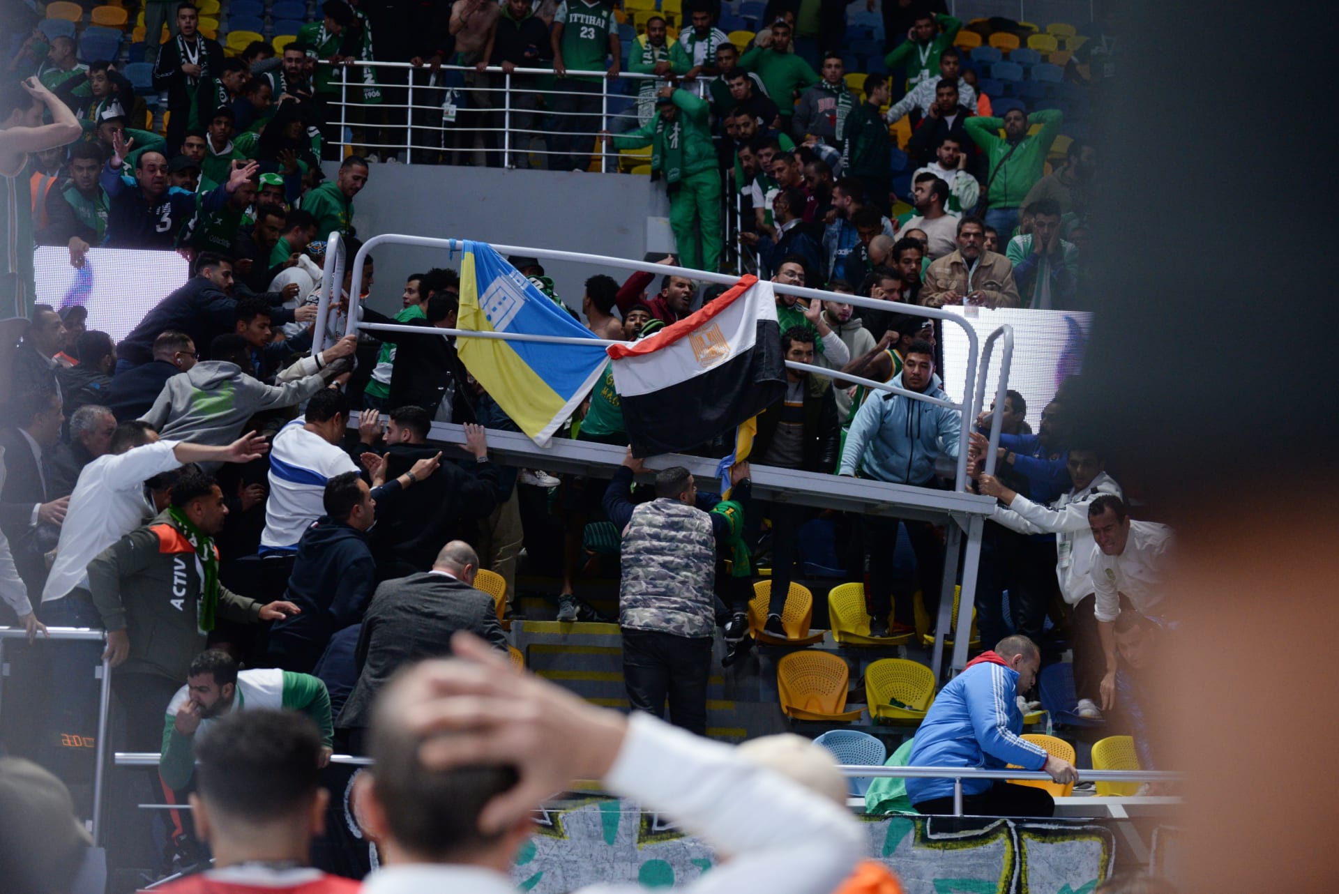 Při basketbalovém superpoháru v Egyptě se zřítila tribuna, zranilo se 27 lidí.