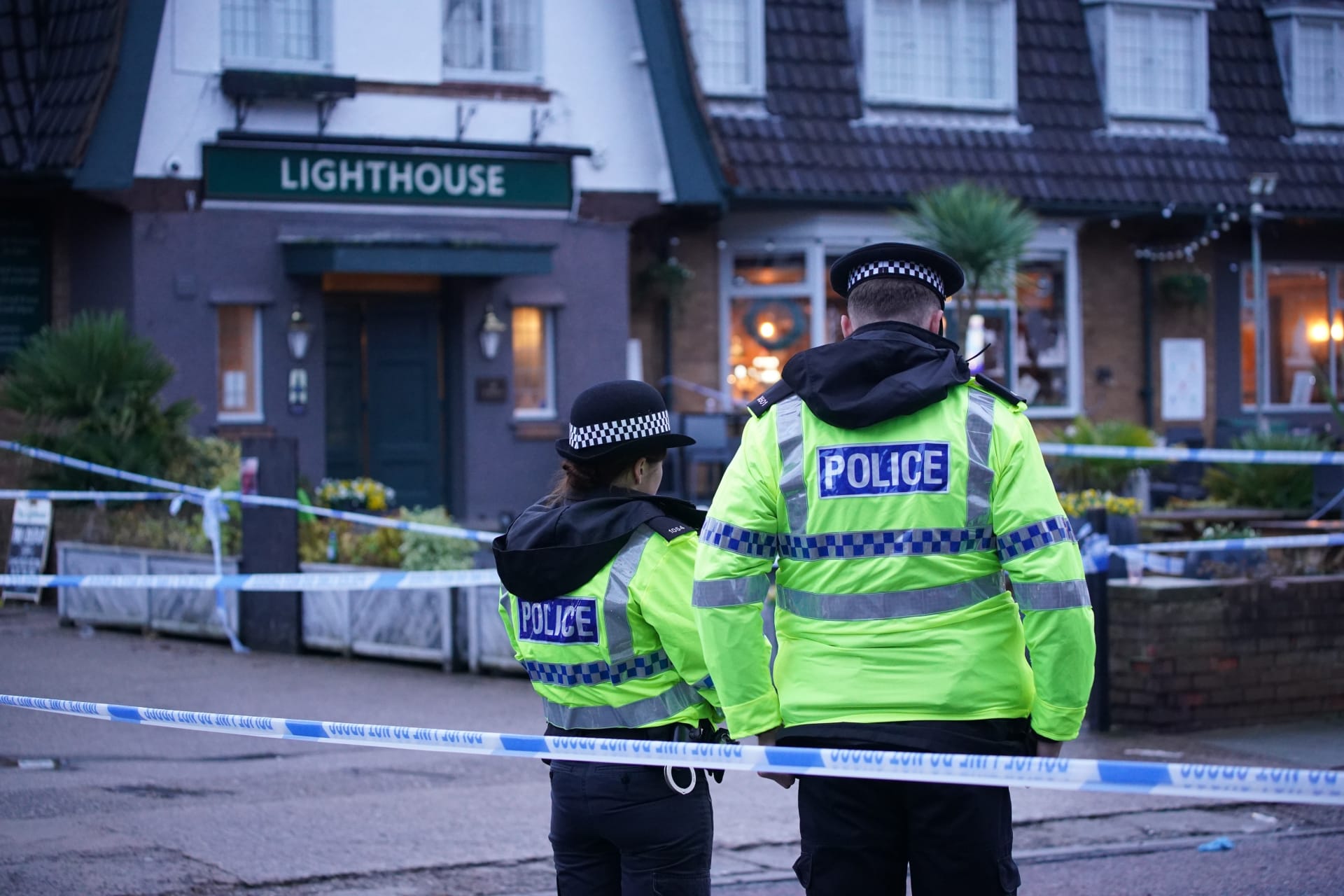 V hospodě v anglickém městě Wallasey došlo na Štědrý den ke střelbě, jedna žena zemřela, další lidé jsou zraněni.