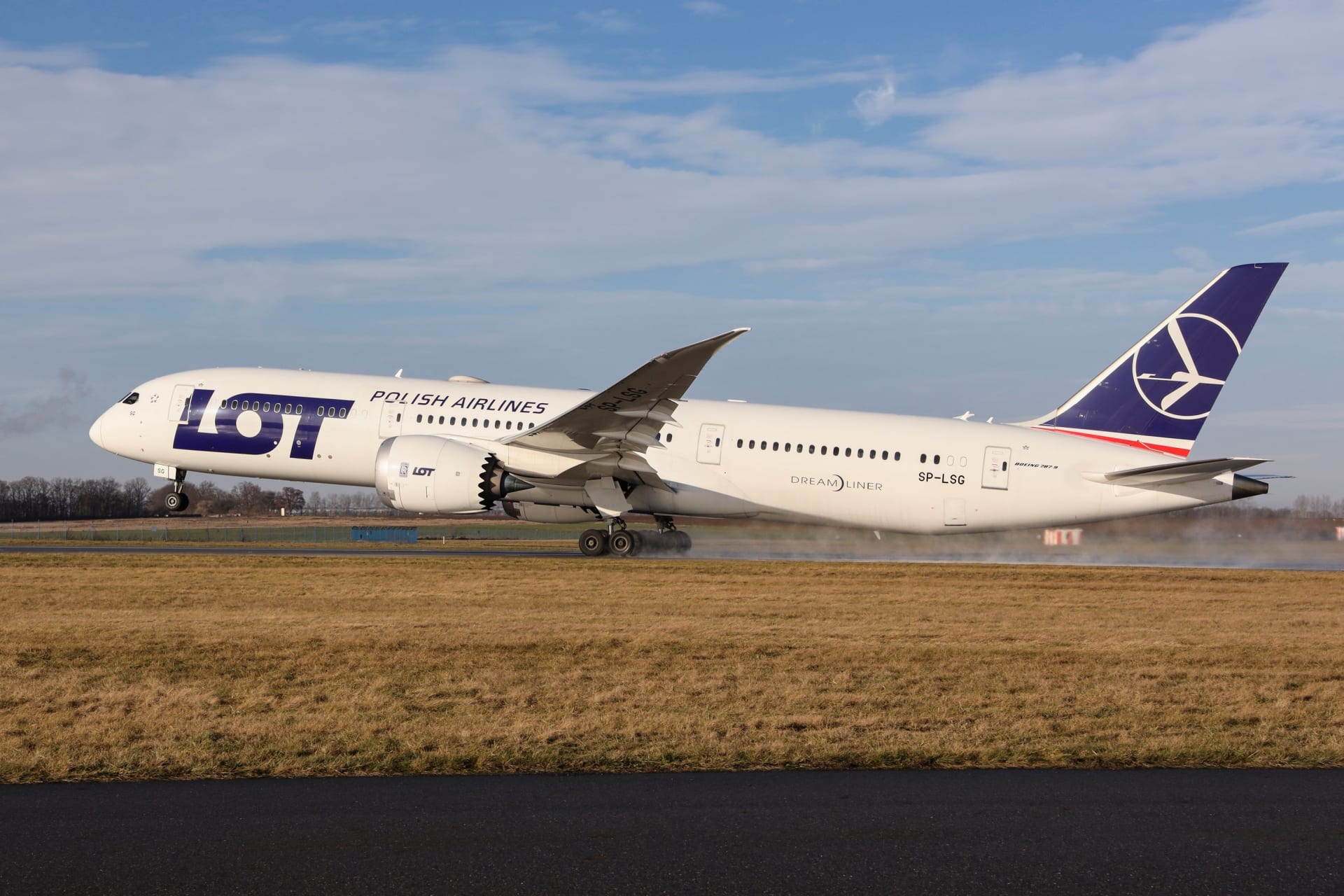 Cesta z pražského letiště potrvá na palubě Boeingu 787-9 Dreamliner přibližně 12 hodin. 