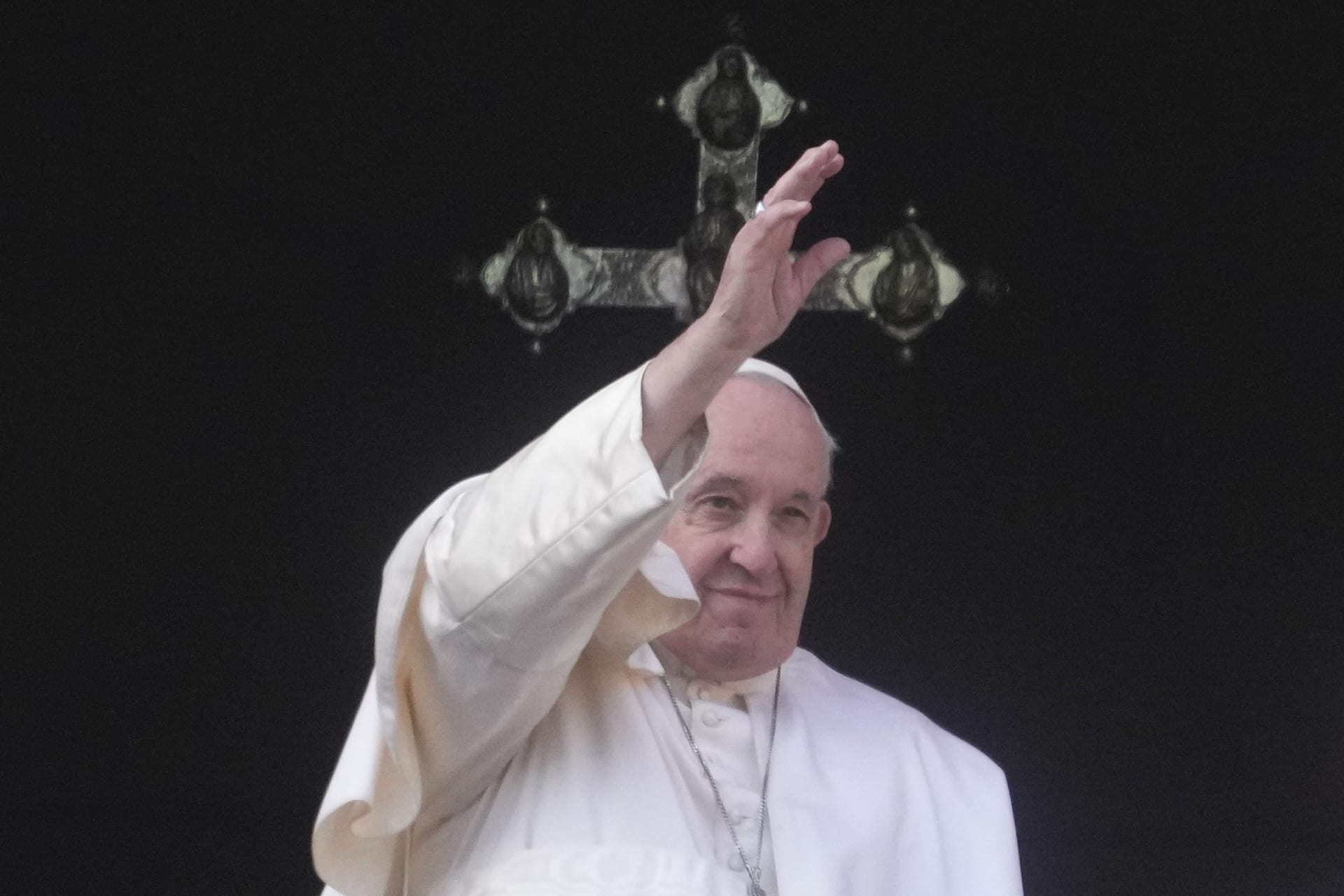 Papež František v tradičním poselství Urbi et orbi odsoudil „nesmyslnou válku“ na Ukrajině. 