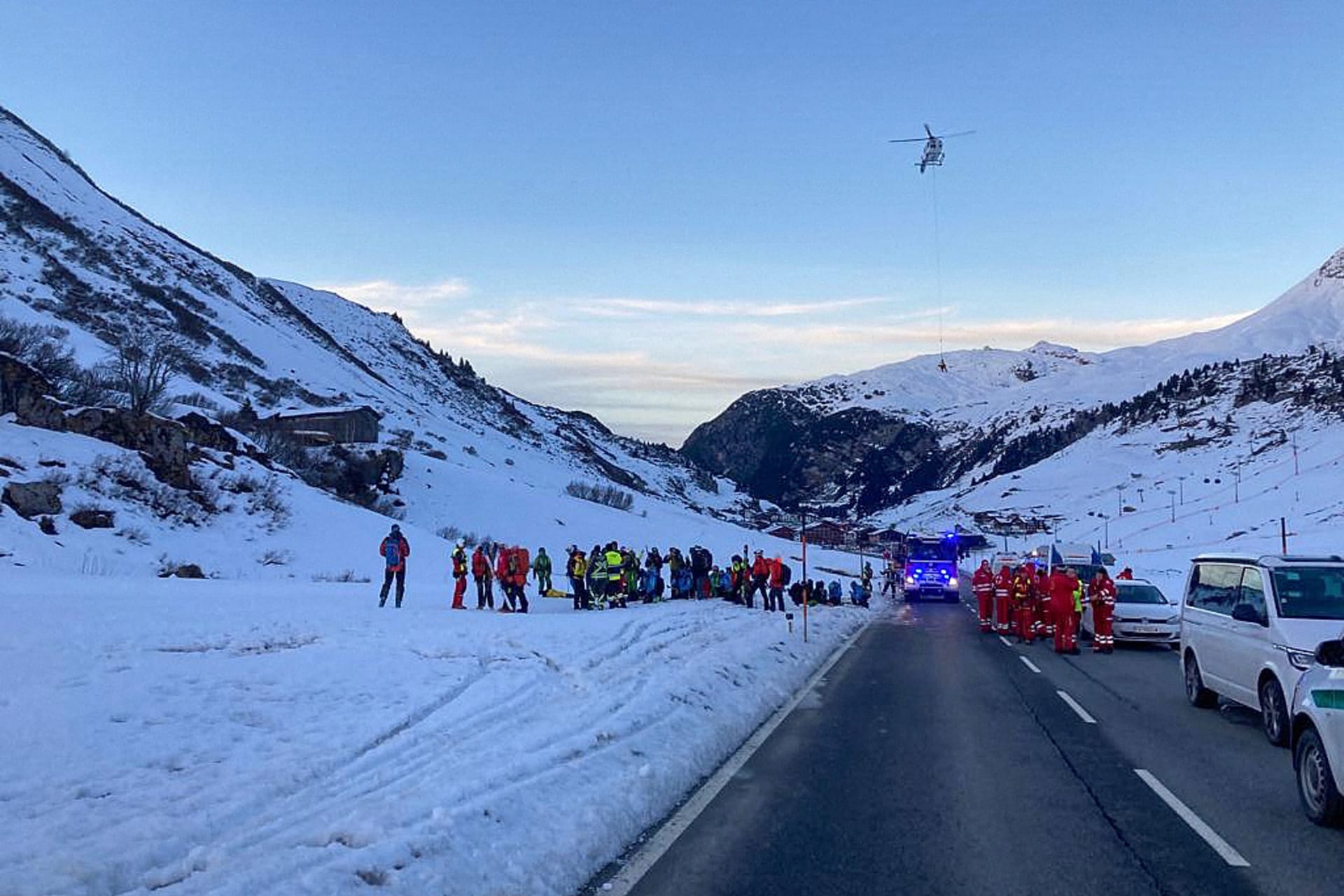 Na místo, kde lavina zasypala několik lidí, letěly záchranářské vrtulníky.