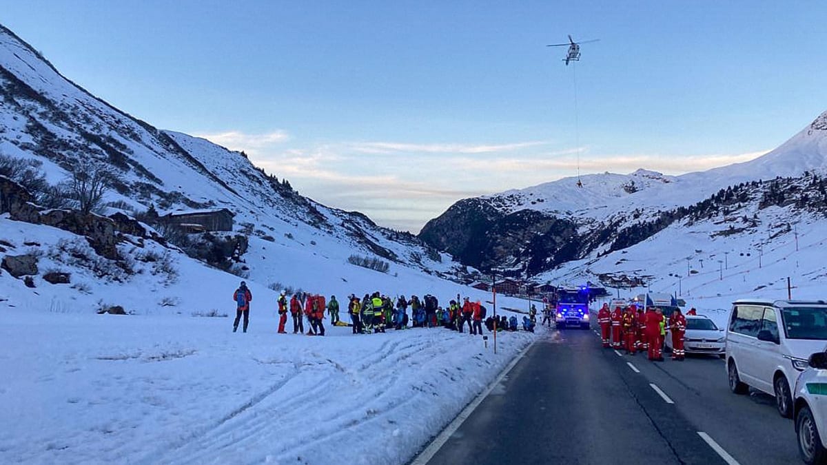 Na místo, kde lavina zasypala několik lidí, letěly záchranářské vrtulníky.