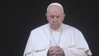 Papež František je po tříhodinovém zákroku. Lékaři mu v celkové narkóze operovali kýlu