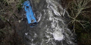 Vánoční tragédie ve Španělsku: Autobus se zřítil z mostu do řeky, zemřelo šest lidí