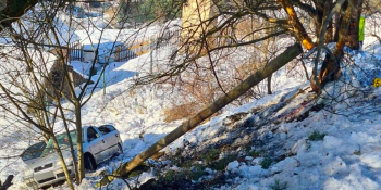 Obrovská tragédie v Rudňanech. Auto narazilo do sloupu, zemřely dvě děti