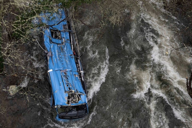 Autobus ve Španělsku se zřítil z mostu do řeky.