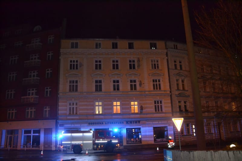 Hasiči vyjížděli k požáru vánočního stromku v ulici I. P. Pavlova v Karlových Varech.