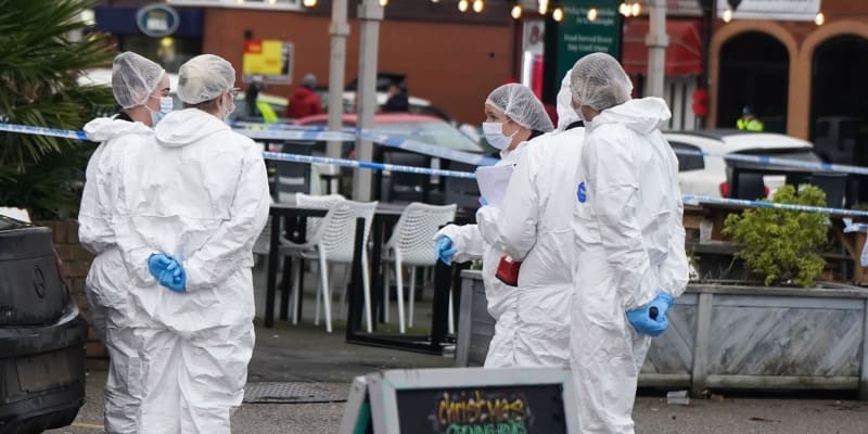 V hospodě v anglickém městě Wallasey došlo na Štědrý den ke střelbě, jedna žena zemřela, další lidé jsou zraněni.