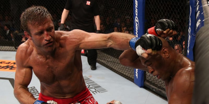 Stephan Bonnar udeřil Andersona Silvu během zápasu v lehké váze na UFC 153 v HSBC Aréně 13. října 2012 v brazilském Rio de Janeiru. (Foto: Josh Hedges/Zuffa LLC/Zuffa LLC via Getty Images)