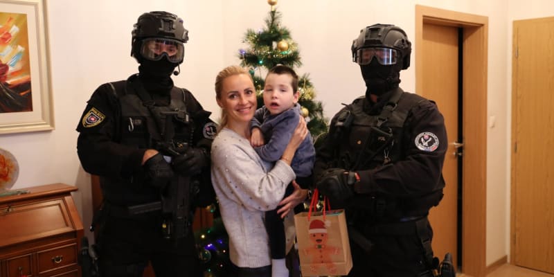 Slovenská policie překvapila o Vánocích malého Janka. Přišli za ním v kuklách, složili se mu na léčbu vzácné nemoci.