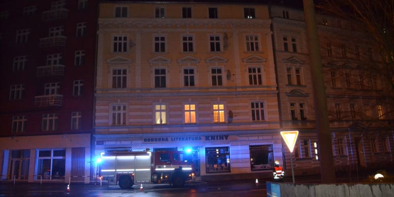Hasiči vyjížděli k požáru vánočního stromku v ulici I. P. Pavlova v Karlových Varech.