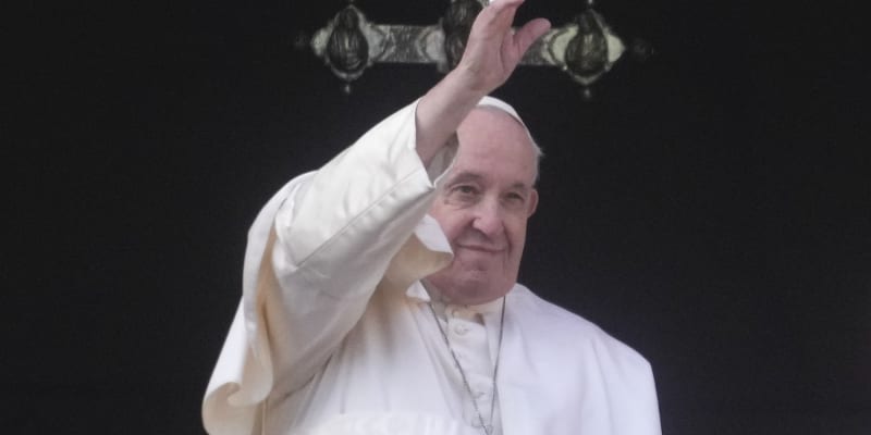 Papež František v tradičním poselství Urbi et orbi odsoudil „nesmyslnou válku“ na Ukrajině. 