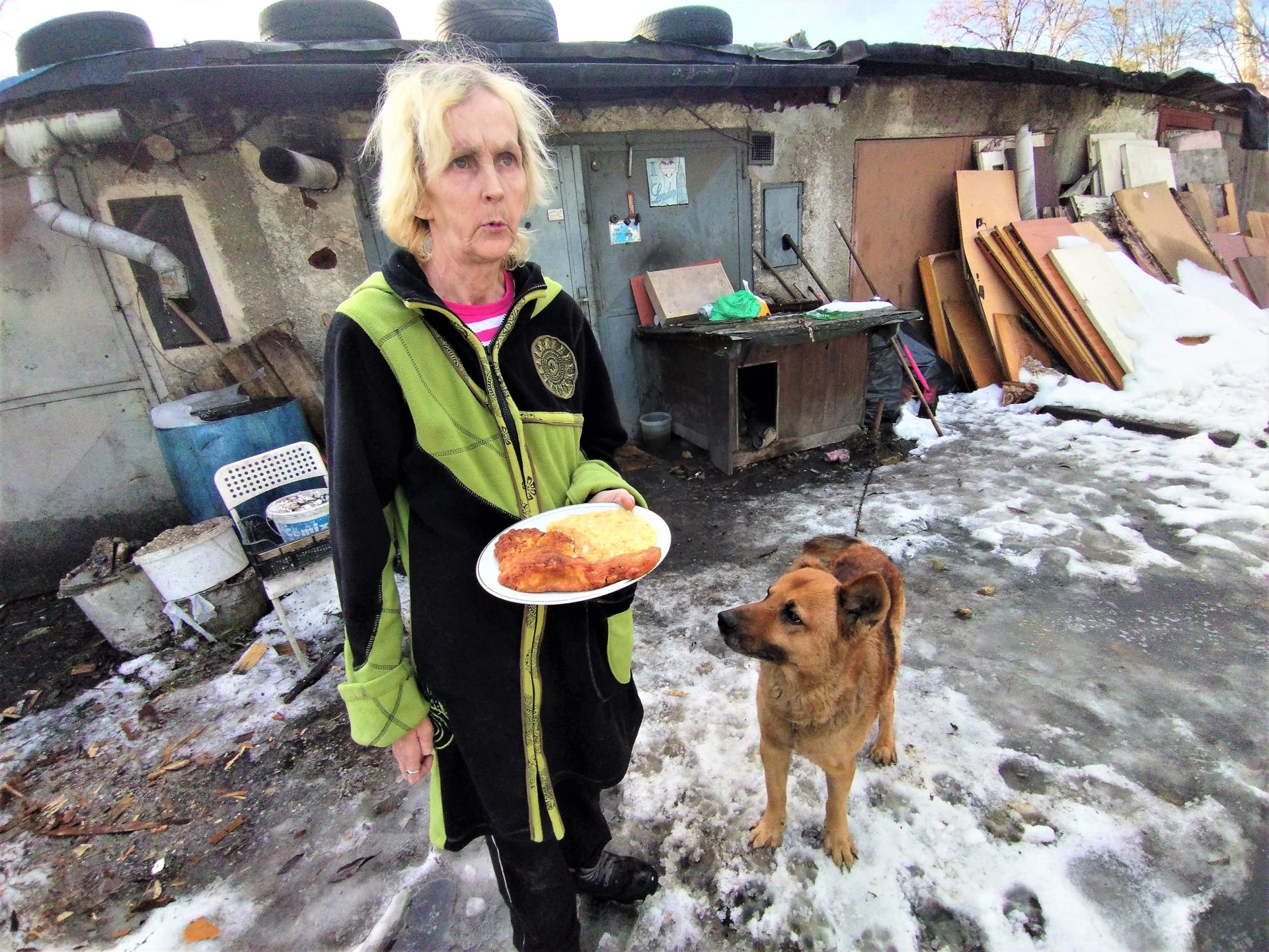 Dagmar Paláková žije v garáži. Na Vánoce dostala od čtenářů a diváků CNN Prima NEWS kapra, salát a další sváteční pochutiny, lidé nadále darují také uhlí, objevily se ovšem i nepřátelské reakce. 