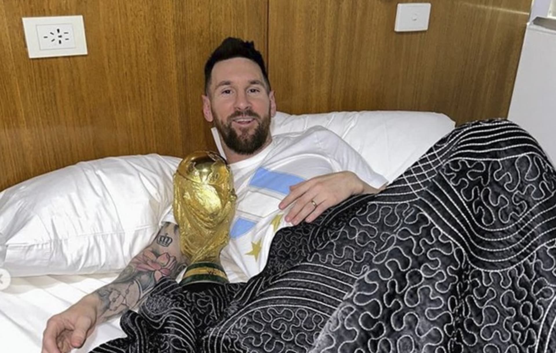 Lionel Messi s trofejí. To je jasný motiv pro tetování pro mnoho Argentinců.