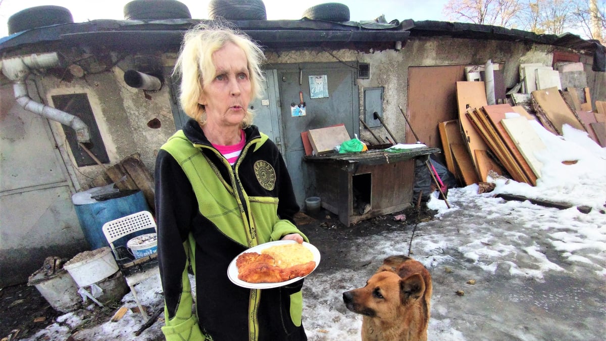 Dagmar Paláková žije v garáži. Na Vánoce dostala od čtenářů a diváků CNN Prima NEWS kapra, salát a další sváteční pochutiny, lidé nadále darují také uhlí, objevily se ovšem i nepřátelské reakce. 