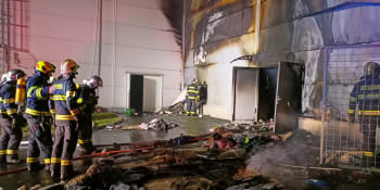 Požár obchodního centra v Mariánských Lázních: Policie hledá žháře, oheň přeskočil z popelnic