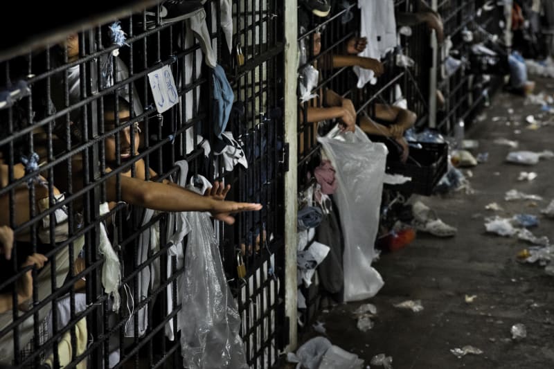 Věznice v Salvadoru praskají ve švech. 