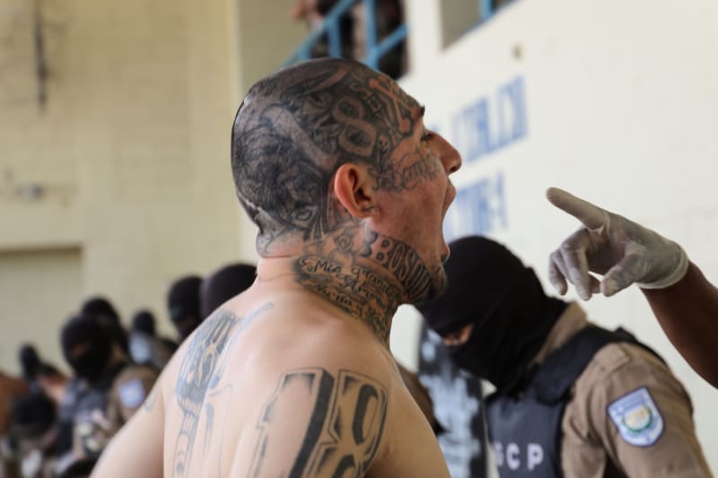 Prohlídka jednoho ze zadržených v salvadorské věznici