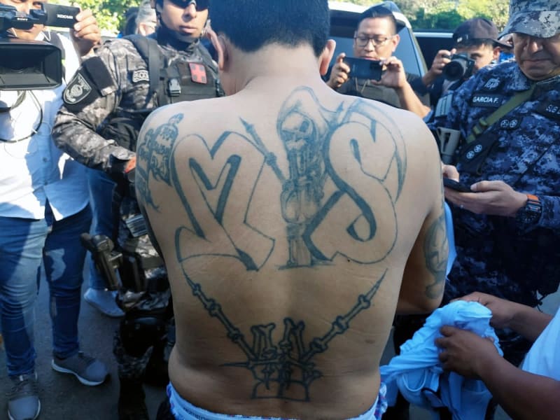 V tetováních členů gangu Mara Salvatrucha dominují písmena M a S.
