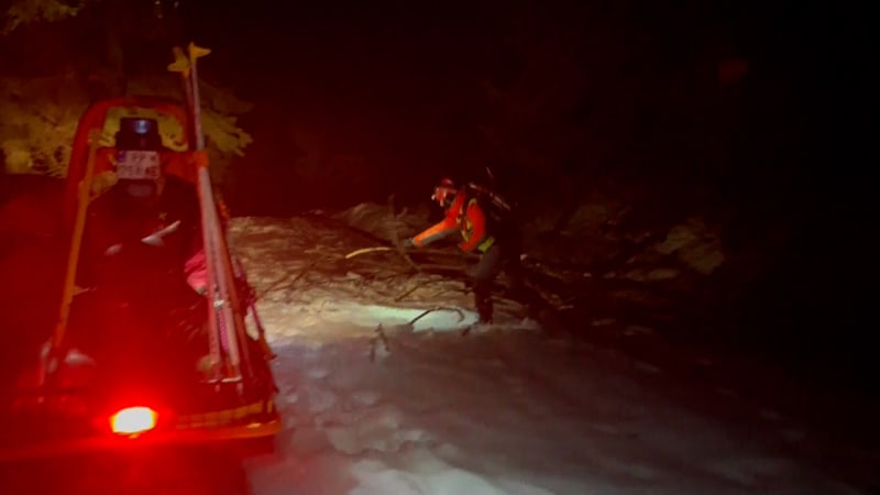 Sněhová lavina strhla 34letého muže z Polska. Utrpěl zranění, ale přežil.